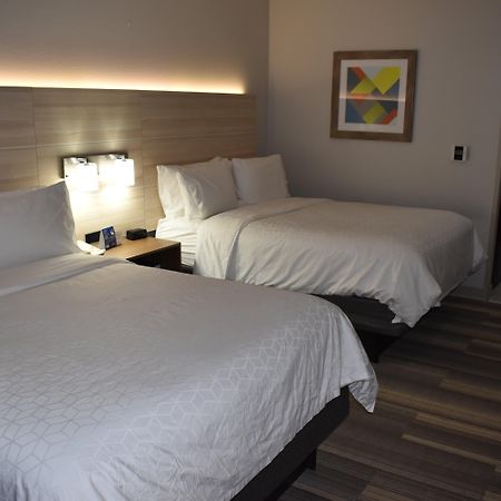 Holiday Inn Express Hotel & Suites Mcpherson By Ihg Екстериор снимка