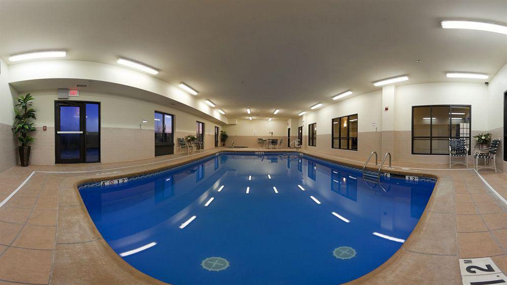 Holiday Inn Express Hotel & Suites Mcpherson By Ihg Екстериор снимка