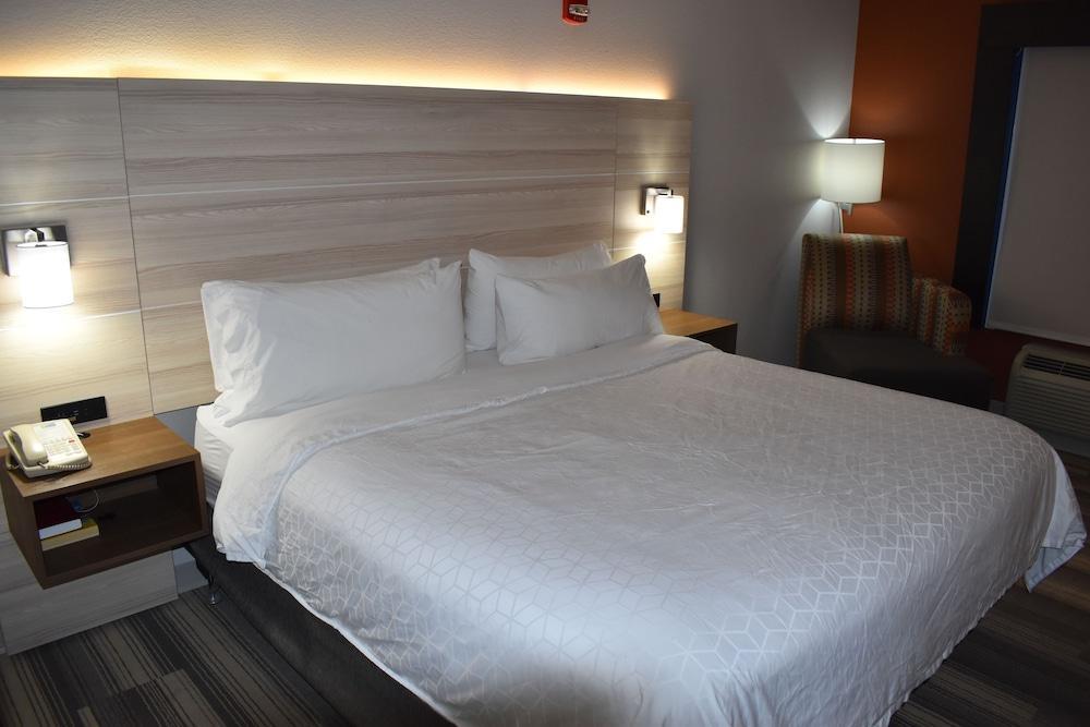 Holiday Inn Express Hotel & Suites Mcpherson By Ihg Екстериор снимка