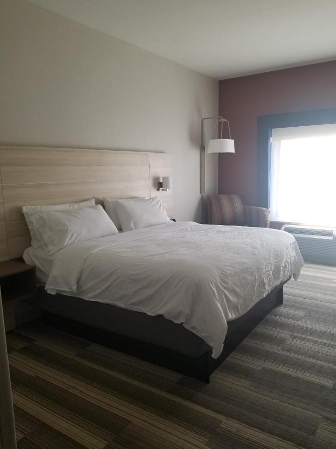 Holiday Inn Express Hotel & Suites Mcpherson By Ihg Екстериор снимка