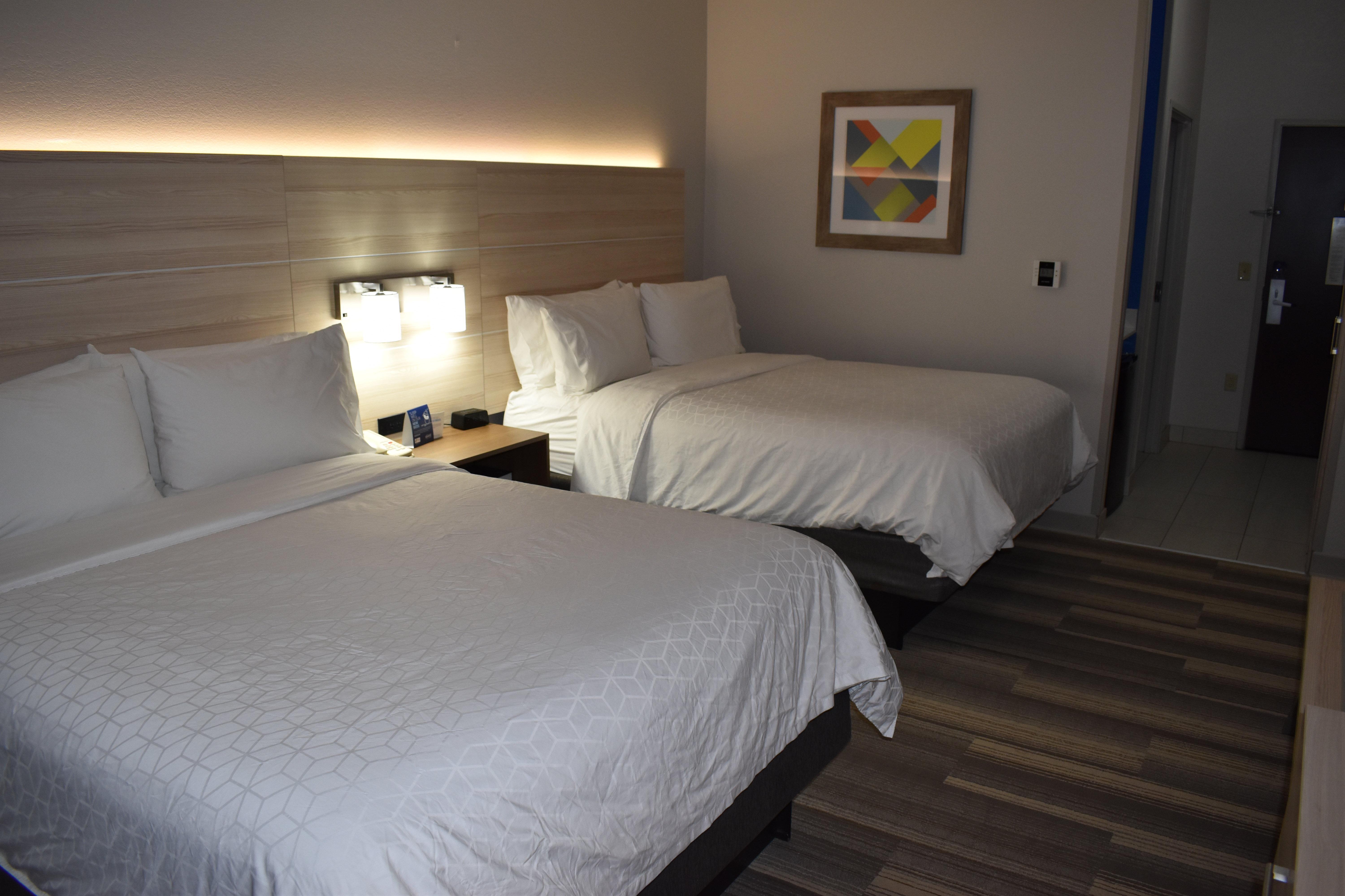 Holiday Inn Express Hotel & Suites Mcpherson By Ihg Екстериор снимка