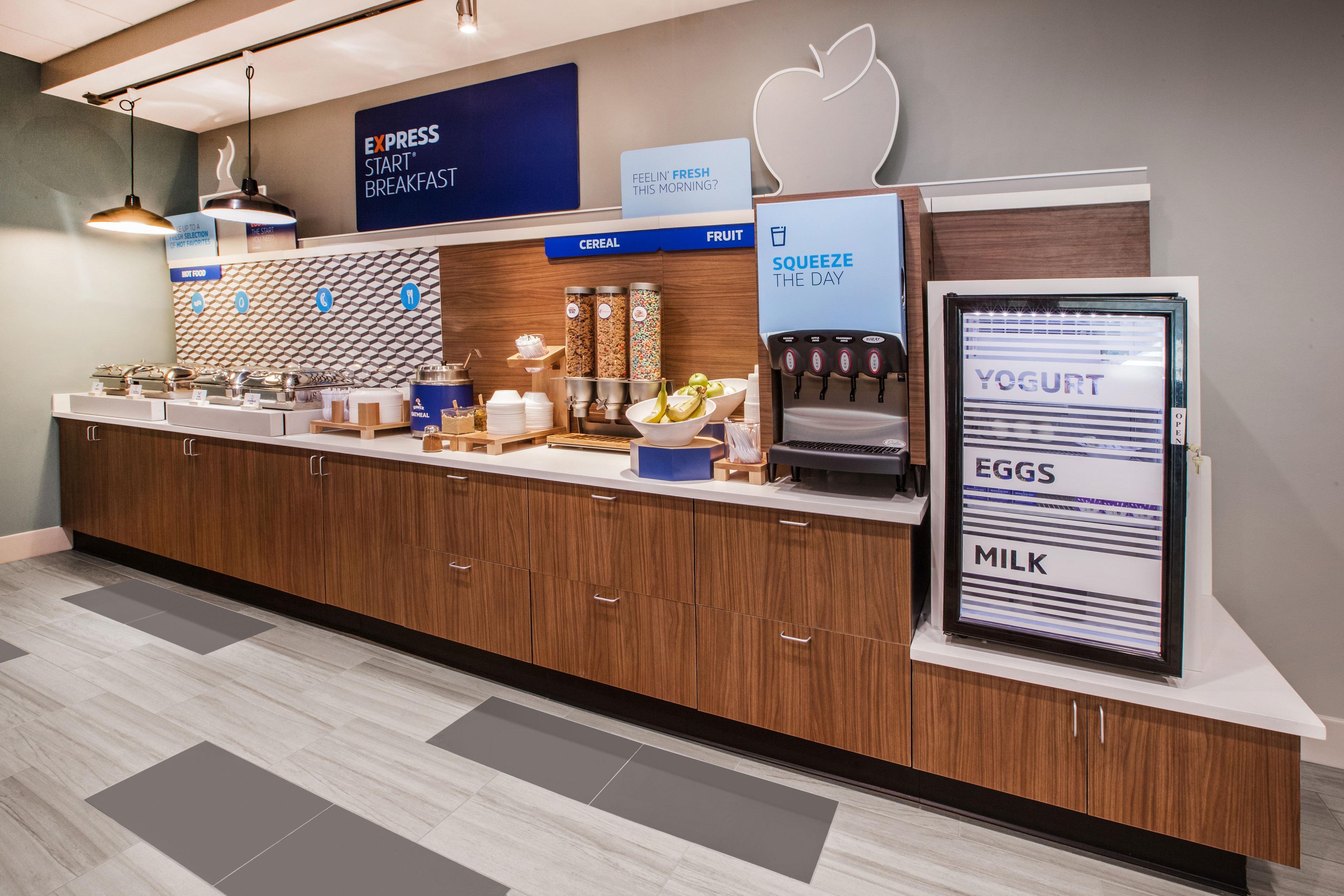 Holiday Inn Express Hotel & Suites Mcpherson By Ihg Екстериор снимка