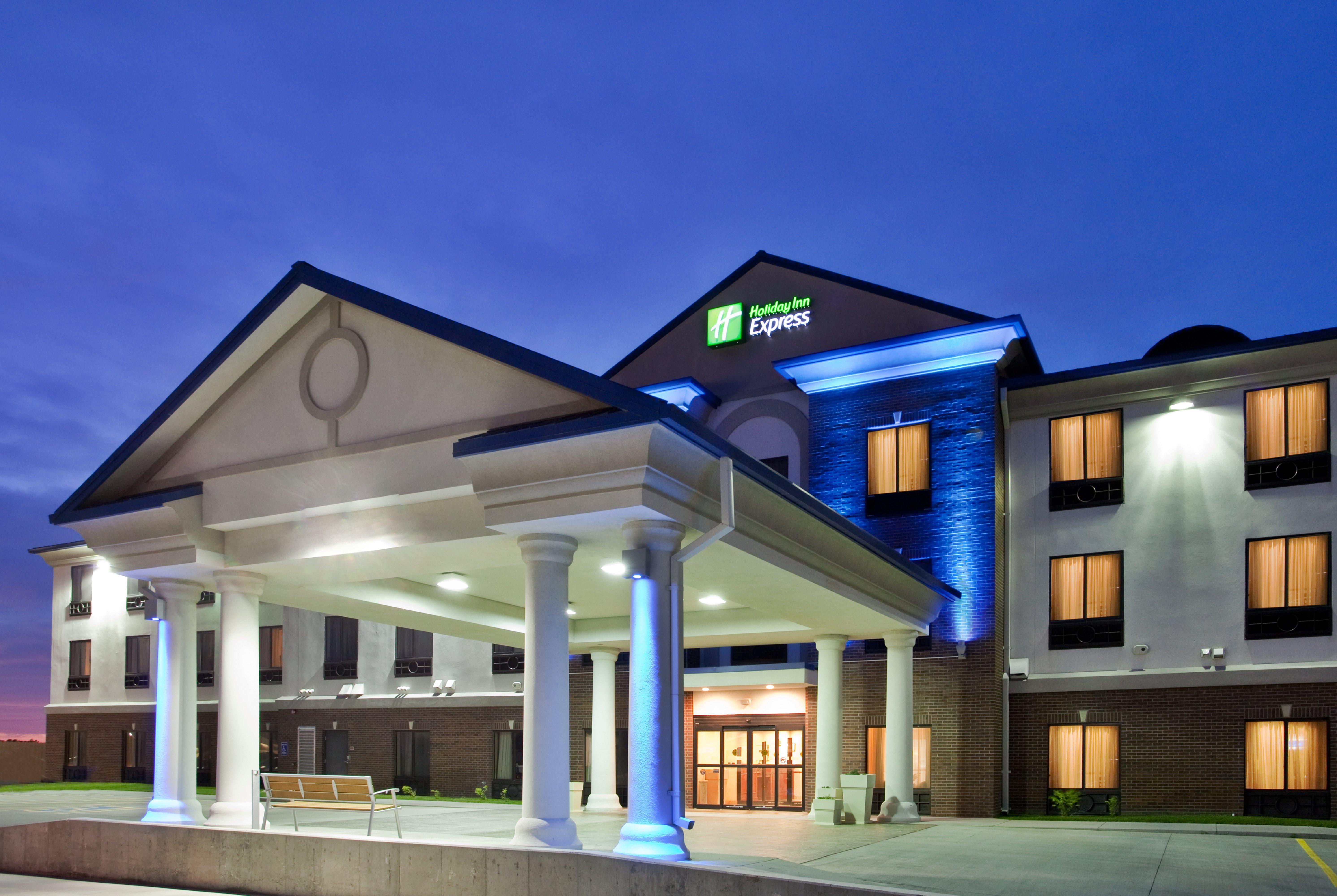 Holiday Inn Express Hotel & Suites Mcpherson By Ihg Екстериор снимка