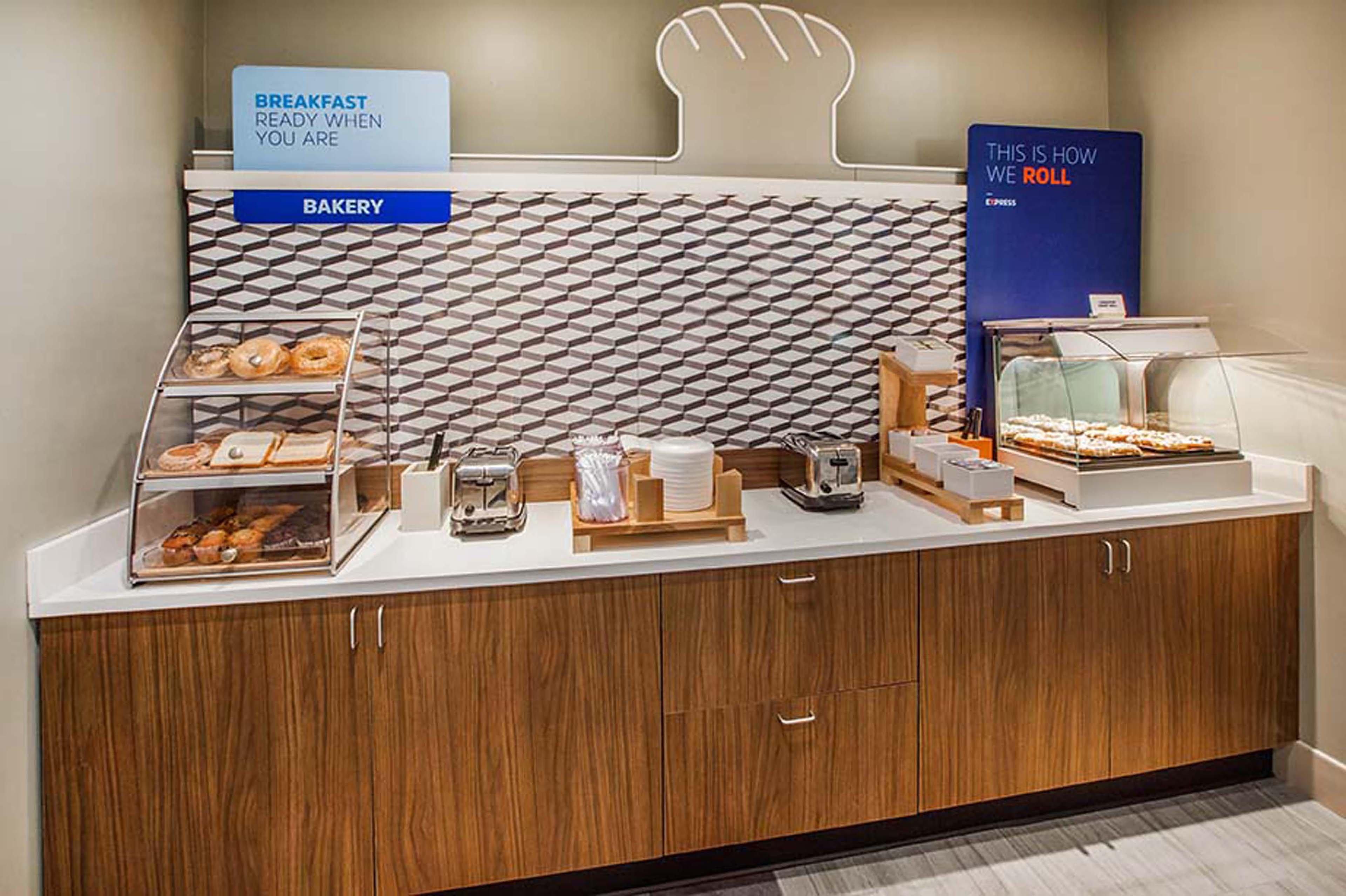 Holiday Inn Express Hotel & Suites Mcpherson By Ihg Екстериор снимка