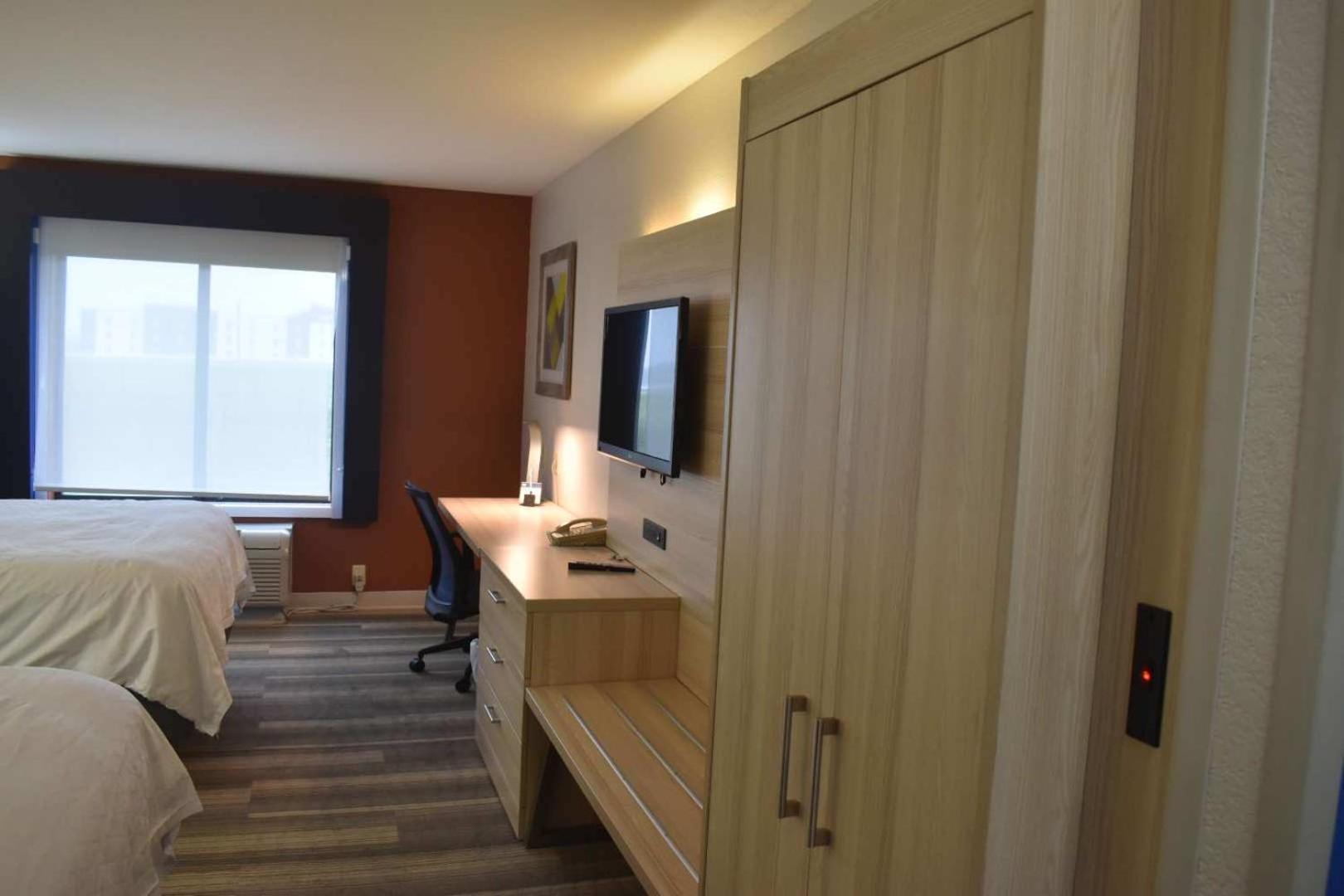 Holiday Inn Express Hotel & Suites Mcpherson By Ihg Екстериор снимка