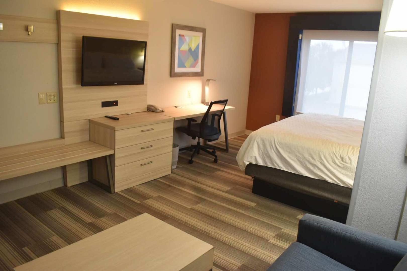 Holiday Inn Express Hotel & Suites Mcpherson By Ihg Екстериор снимка