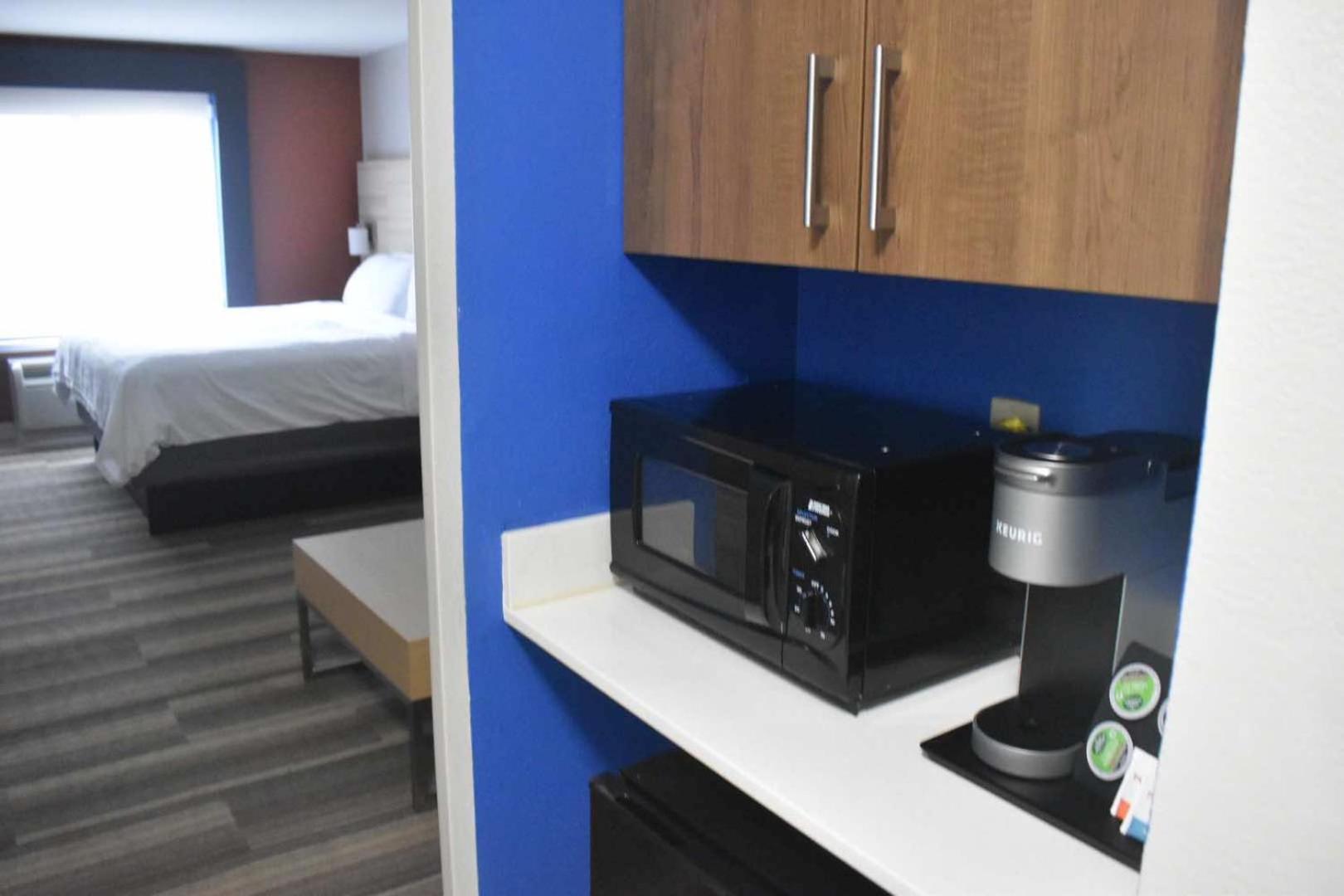 Holiday Inn Express Hotel & Suites Mcpherson By Ihg Екстериор снимка