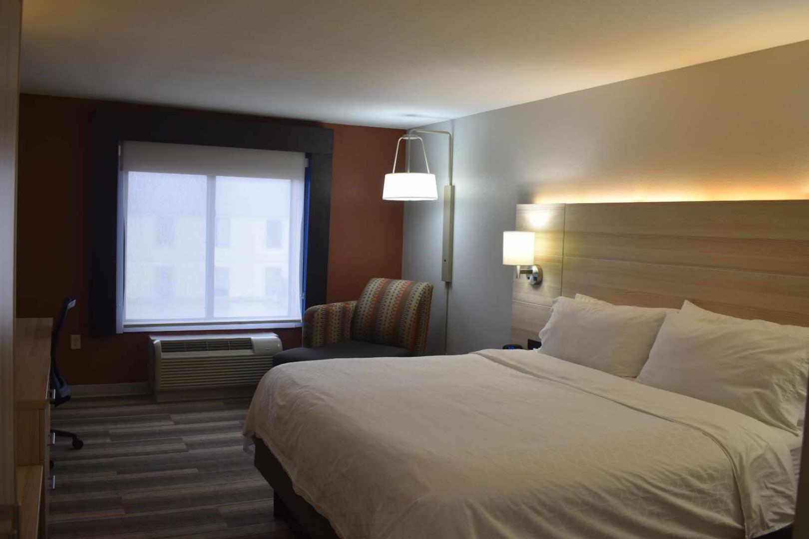Holiday Inn Express Hotel & Suites Mcpherson By Ihg Екстериор снимка