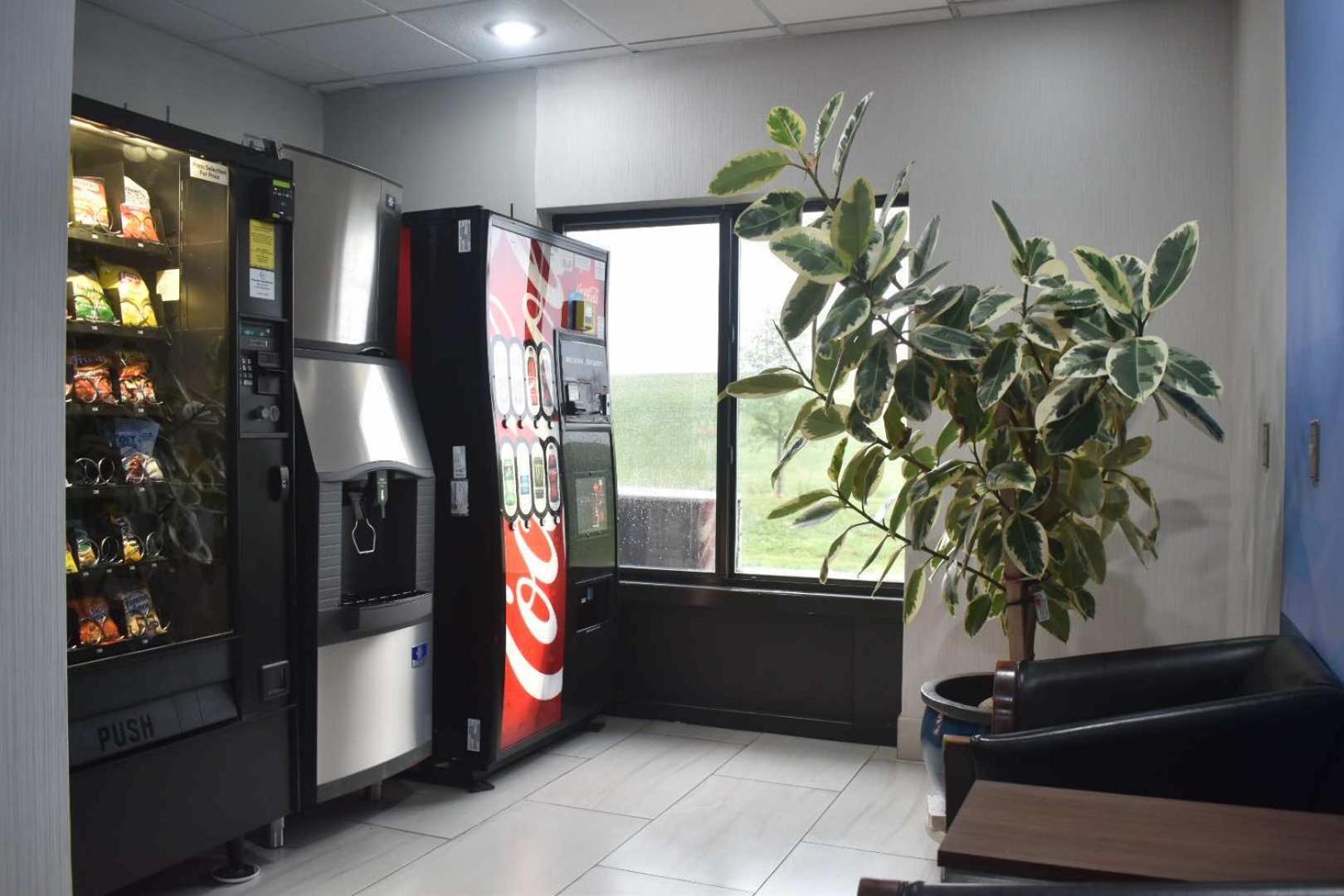 Holiday Inn Express Hotel & Suites Mcpherson By Ihg Екстериор снимка