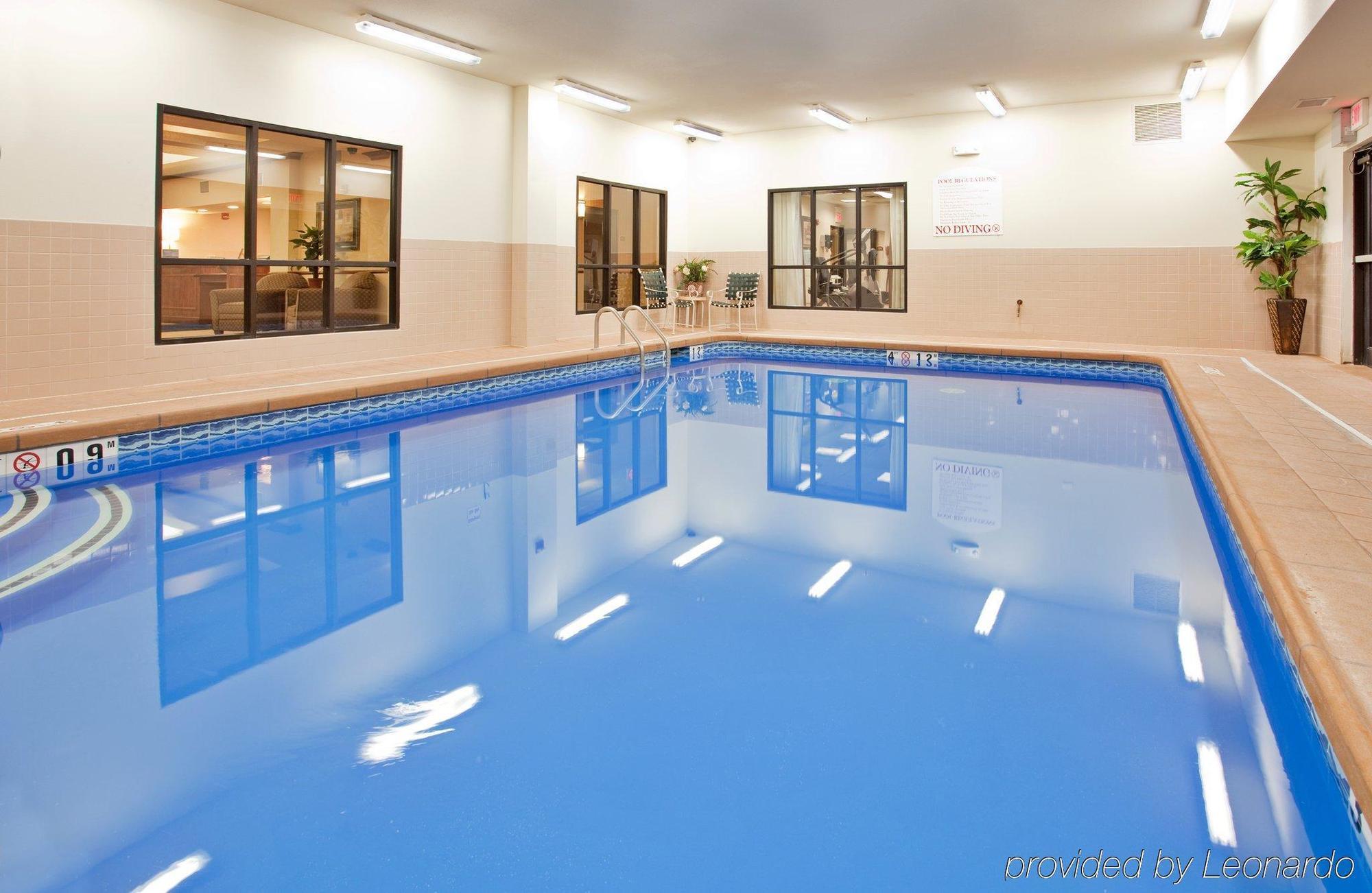 Holiday Inn Express Hotel & Suites Mcpherson By Ihg Екстериор снимка