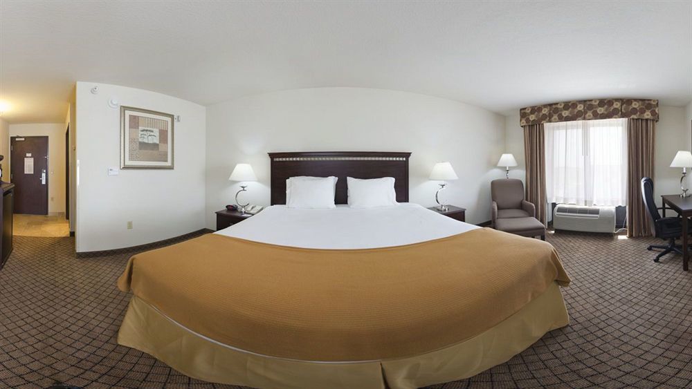 Holiday Inn Express Hotel & Suites Mcpherson By Ihg Екстериор снимка