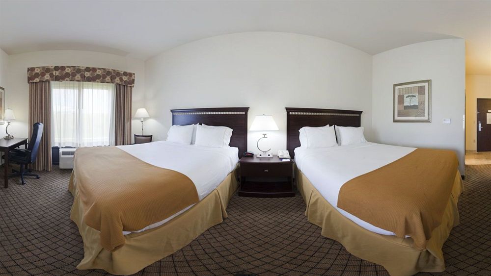 Holiday Inn Express Hotel & Suites Mcpherson By Ihg Екстериор снимка