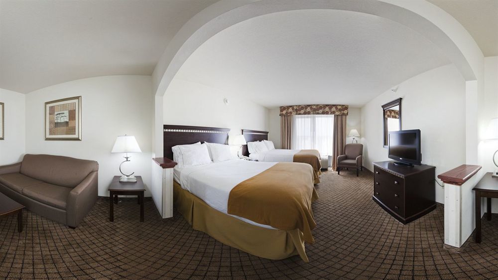 Holiday Inn Express Hotel & Suites Mcpherson By Ihg Екстериор снимка
