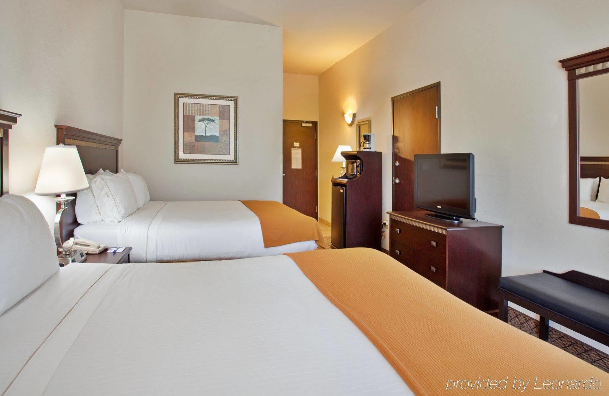 Holiday Inn Express Hotel & Suites Mcpherson By Ihg Стая снимка