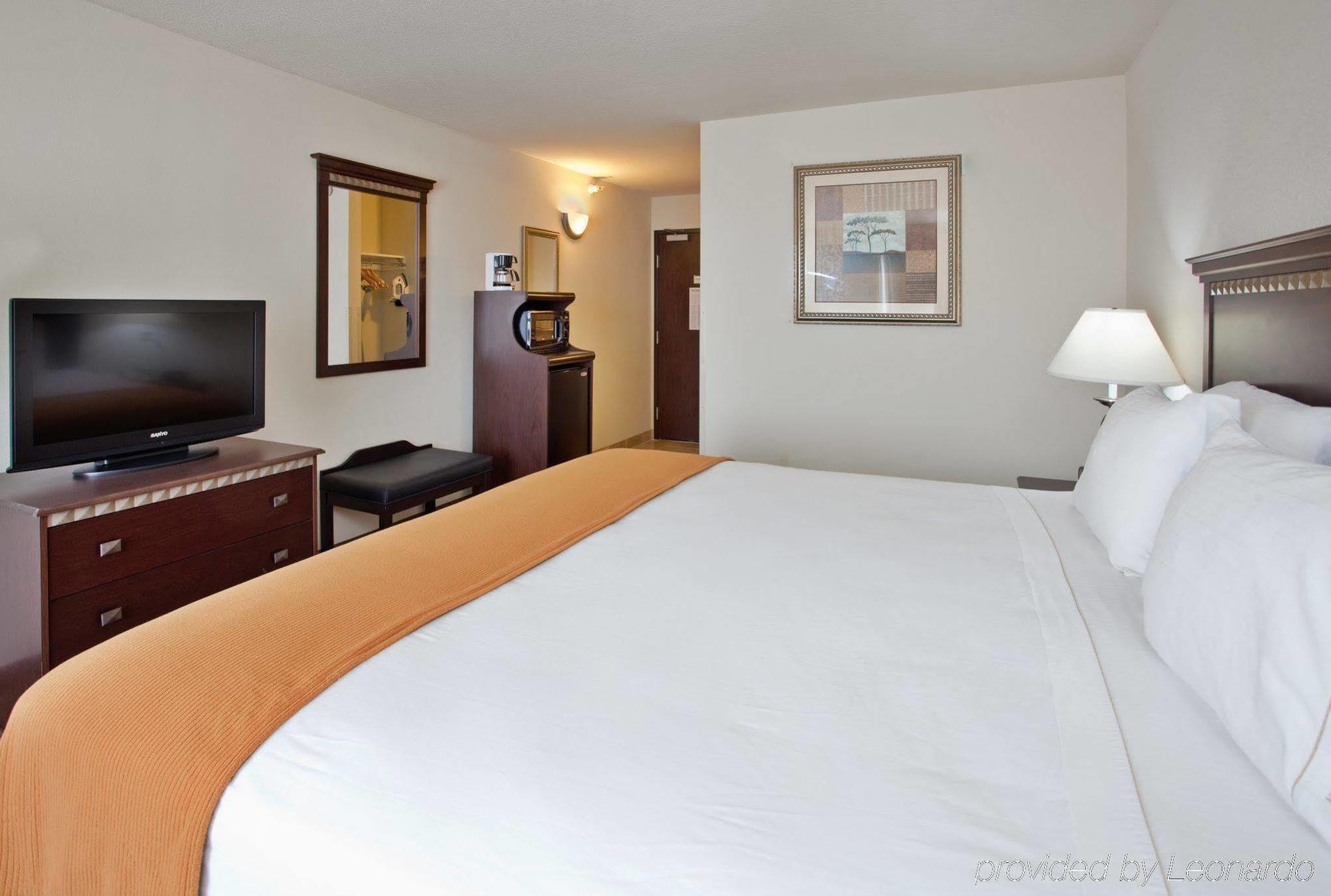 Holiday Inn Express Hotel & Suites Mcpherson By Ihg Екстериор снимка