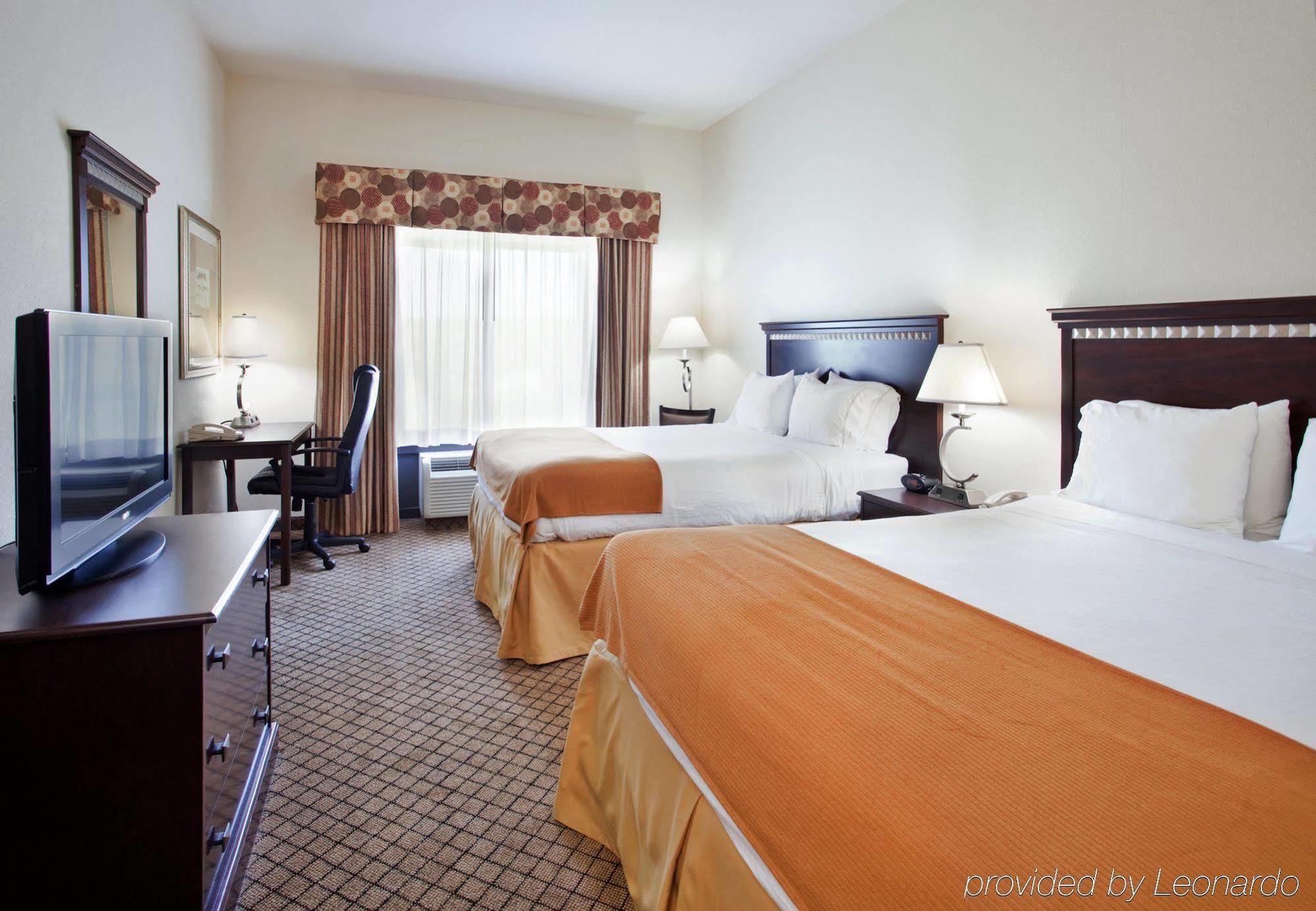 Holiday Inn Express Hotel & Suites Mcpherson By Ihg Екстериор снимка