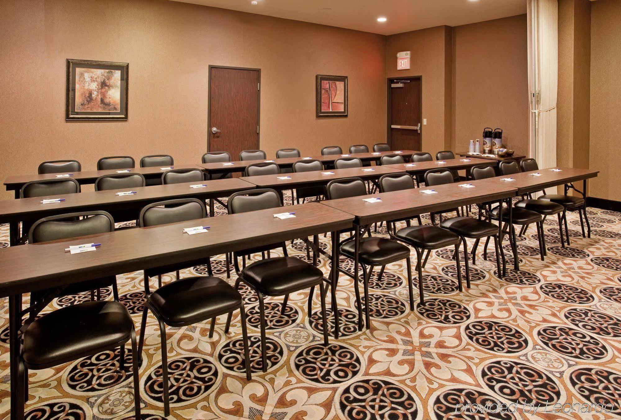 Holiday Inn Express Hotel & Suites Mcpherson By Ihg Съоръжения снимка