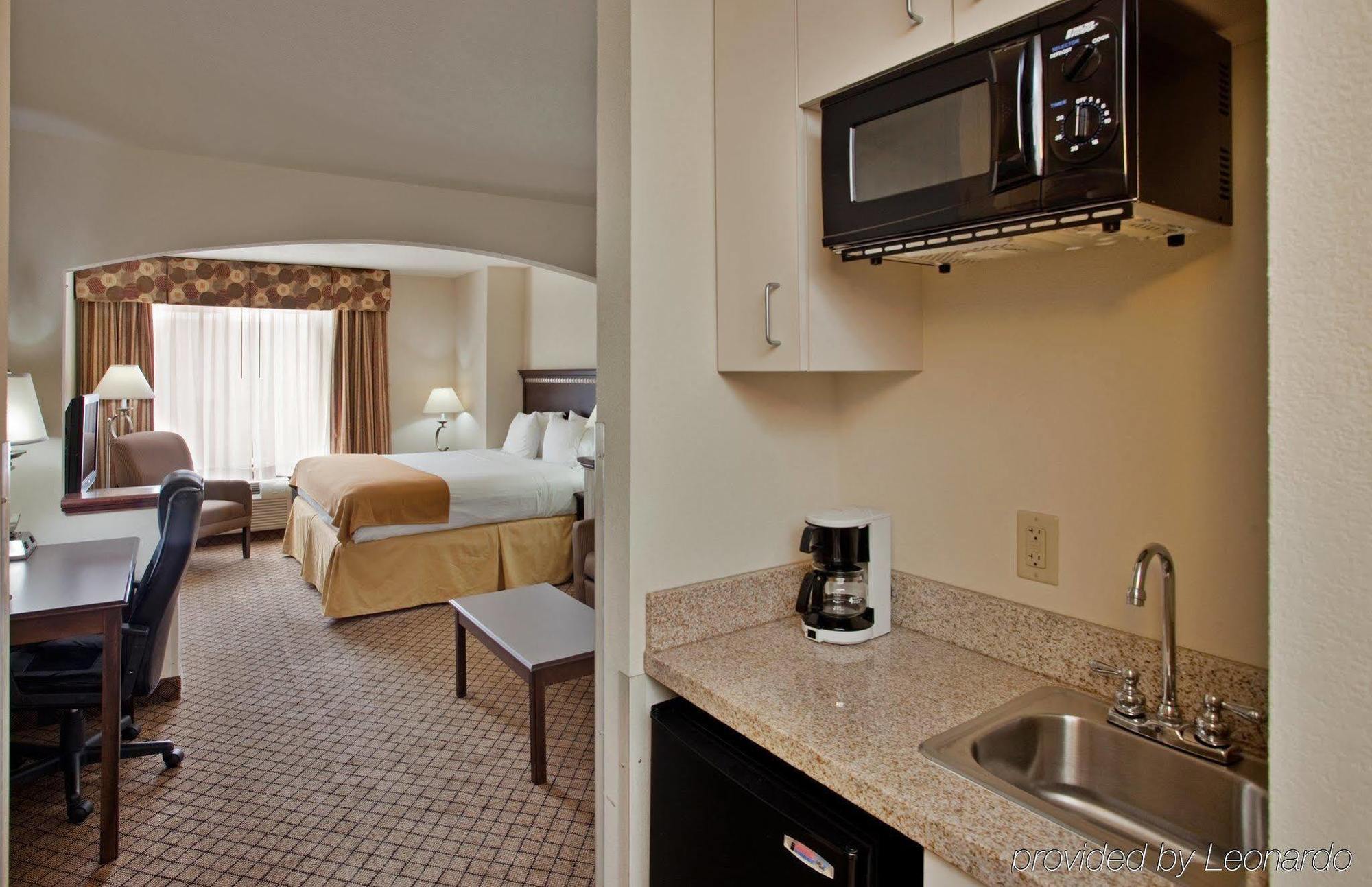 Holiday Inn Express Hotel & Suites Mcpherson By Ihg Стая снимка