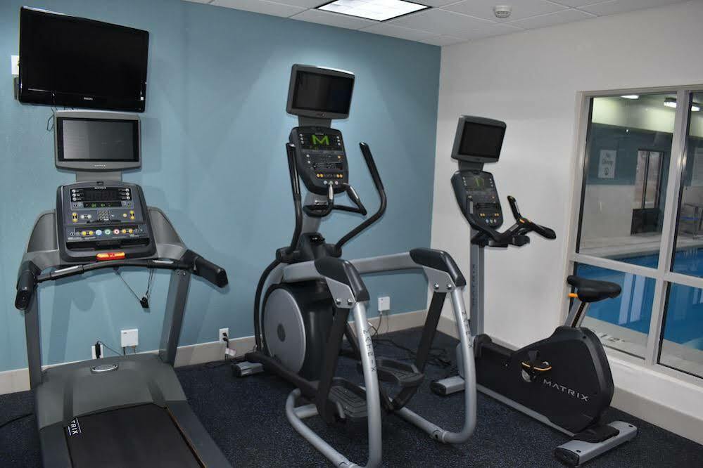 Holiday Inn Express Hotel & Suites Mcpherson By Ihg Екстериор снимка