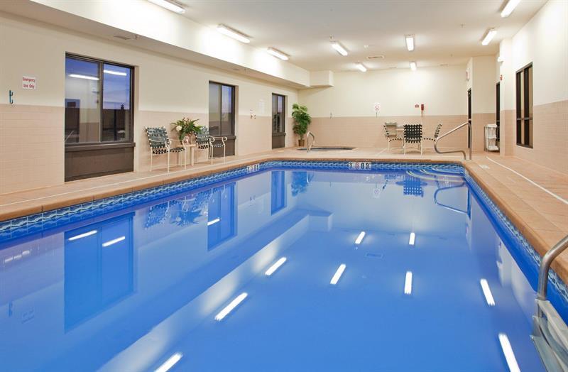 Holiday Inn Express Hotel & Suites Mcpherson By Ihg Екстериор снимка