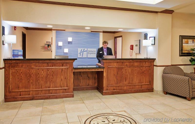 Holiday Inn Express Hotel & Suites Mcpherson By Ihg Екстериор снимка