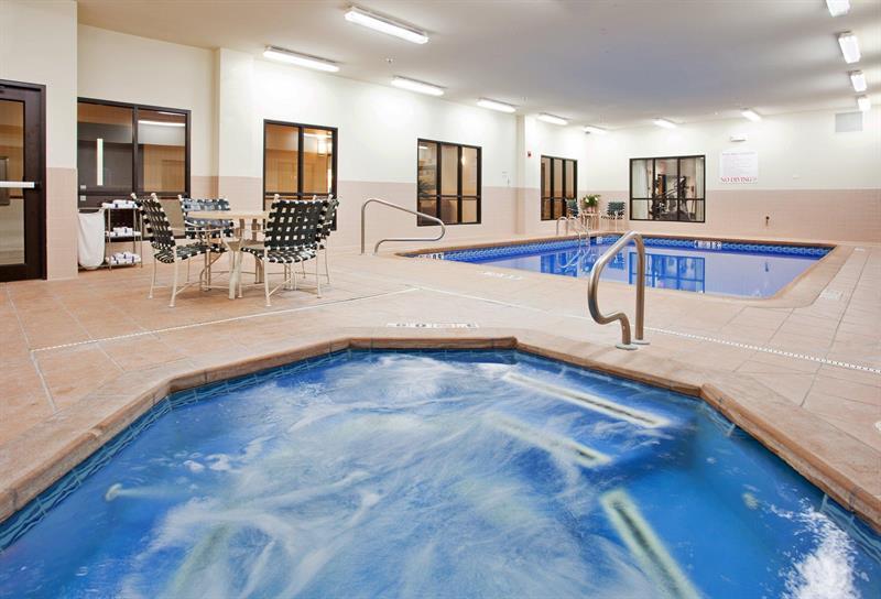 Holiday Inn Express Hotel & Suites Mcpherson By Ihg Екстериор снимка